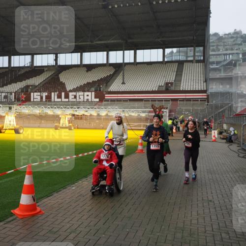 07.12.2025 - St. Pauli X-Mass-Run No. 15 Fabian Wolf http://msf.ph/oto/9408967 07.12.2025 11:08:07 Ziel 629, 635, 653, 772, 774, 1107, 1123, 1129, 1226, 1230, 1249, 1342, 1355, 1520, 1525, 1559, 1596, 1809, 1810, 4798, 4815 meine-sportfotos.de