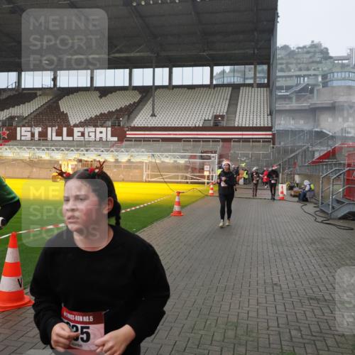 07.12.2025 - St. Pauli X-Mass-Run No. 15 Fabian Wolf http://msf.ph/oto/9408997 07.12.2025 11:08:10 Ziel 100, 629, 635, 653, 772, 774, 1123, 1129, 1226, 1230, 1249, 1342, 1355, 1520, 1525, 1559, 1560, 1596, 1809, 1810, 4798, 4815 meine-sportfotos.de