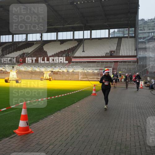 07.12.2025 - St. Pauli X-Mass-Run No. 15 Fabian Wolf http://msf.ph/oto/9409016 07.12.2025 11:08:11 Ziel 100, 629, 635, 653, 772, 1129, 1226, 1230, 1249, 1342, 1355, 1520, 1525, 1559, 1560, 1596, 1809, 1810, 4798, 4815 meine-sportfotos.de
