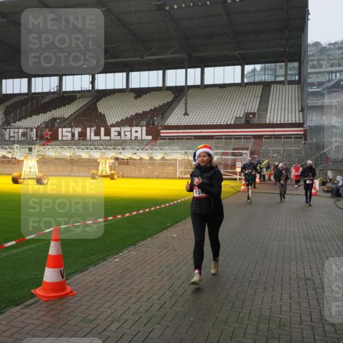 07.12.2025 - St. Pauli X-Mass-Run No. 15 Fabian Wolf http://msf.ph/oto/9409029 07.12.2025 11:08:12 Ziel 100, 629, 635, 653, 772, 1226, 1230, 1249, 1342, 1355, 1520, 1525, 1559, 1560, 1596, 1809, 1810, 4798, 4815 meine-sportfotos.de