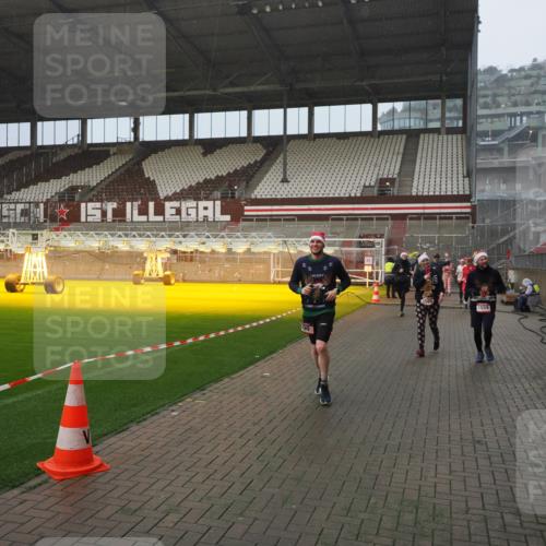 07.12.2025 - St. Pauli X-Mass-Run No. 15 Fabian Wolf http://msf.ph/oto/9409056 07.12.2025 11:08:15 Ziel 100, 396, 629, 635, 758, 1078, 1170, 1226, 1230, 1249, 1355, 1559, 1560, 1596, 1706, 1809, 1810, 4798, 4815 meine-sportfotos.de