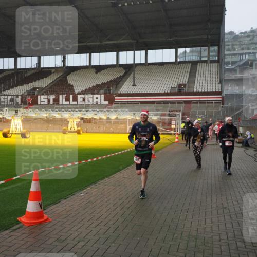 07.12.2025 - St. Pauli X-Mass-Run No. 15 Fabian Wolf http://msf.ph/oto/9409059 07.12.2025 11:08:15 Ziel 100, 396, 629, 635, 758, 1078, 1170, 1226, 1230, 1249, 1355, 1559, 1560, 1596, 1706, 1809, 1810, 4798, 4815 meine-sportfotos.de