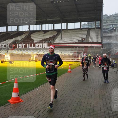 07.12.2025 - St. Pauli X-Mass-Run No. 15 Fabian Wolf http://msf.ph/oto/9409068 07.12.2025 11:08:16 Ziel 100, 396, 446, 629, 635, 758, 1078, 1170, 1226, 1249, 1559, 1560, 1596, 1706, 1809, 1810, 4798 meine-sportfotos.de