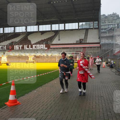 07.12.2025 - St. Pauli X-Mass-Run No. 15 Fabian Wolf http://msf.ph/oto/9409128 07.12.2025 11:08:21 Ziel 100, 152, 155, 166, 396, 446, 758, 784, 1078, 1170, 1559, 1560, 1596, 1706 meine-sportfotos.de