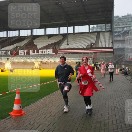 07.12.2025 - St. Pauli X-Mass-Run No. 15 Fabian Wolf http://msf.ph/oto/9409134 07.12.2025 11:08:22 Ziel 100, 152, 155, 166, 396, 446, 758, 784, 1078, 1170, 1184, 1559, 1560, 1596, 1706 meine-sportfotos.de