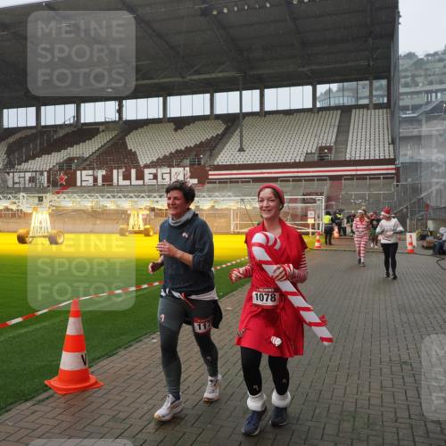 07.12.2025 - St. Pauli X-Mass-Run No. 15 Fabian Wolf http://msf.ph/oto/9409140 07.12.2025 11:08:22 Ziel 100, 152, 155, 166, 396, 446, 758, 784, 1078, 1170, 1184, 1559, 1560, 1596, 1706 meine-sportfotos.de