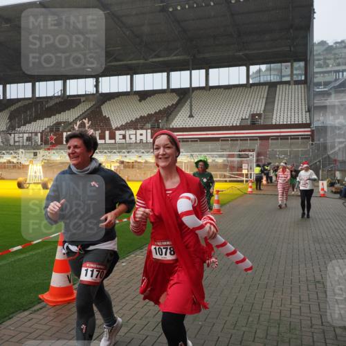 07.12.2025 - St. Pauli X-Mass-Run No. 15 Fabian Wolf http://msf.ph/oto/9409146 07.12.2025 11:08:23 Ziel 100, 152, 155, 166, 396, 446, 758, 784, 1078, 1170, 1184, 1559, 1560, 1596, 1706 meine-sportfotos.de