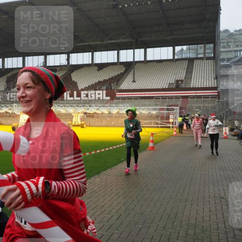 07.12.2025 - St. Pauli X-Mass-Run No. 15 Fabian Wolf http://msf.ph/oto/9409153 07.12.2025 11:08:23 Ziel 100, 152, 155, 166, 396, 446, 758, 784, 1078, 1170, 1184, 1559, 1560, 1596, 1706 meine-sportfotos.de