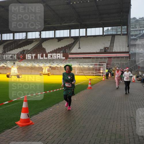 07.12.2025 - St. Pauli X-Mass-Run No. 15 Fabian Wolf http://msf.ph/oto/9409156 07.12.2025 11:08:24 Ziel 100, 152, 155, 166, 396, 446, 758, 784, 1078, 1170, 1184, 1424, 1491, 1559, 1560, 1625, 1706, 2259 meine-sportfotos.de