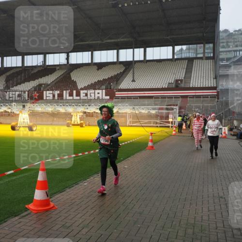 07.12.2025 - St. Pauli X-Mass-Run No. 15 Fabian Wolf http://msf.ph/oto/9409159 07.12.2025 11:08:24 Ziel 100, 152, 155, 166, 396, 446, 758, 784, 1078, 1170, 1184, 1424, 1491, 1559, 1560, 1625, 1706, 2259 meine-sportfotos.de