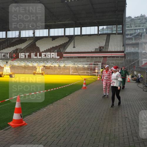 07.12.2025 - St. Pauli X-Mass-Run No. 15 Fabian Wolf http://msf.ph/oto/9409171 07.12.2025 11:08:27 Ziel 100, 152, 155, 166, 396, 446, 758, 784, 1078, 1170, 1184, 1424, 1491, 1559, 1560, 1625, 1706, 2259, 2893, 4584, 4819, 4830 meine-sportfotos.de