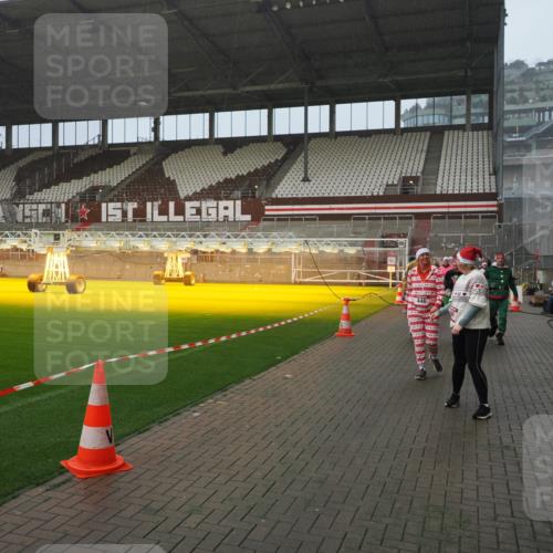 07.12.2025 - St. Pauli X-Mass-Run No. 15 Fabian Wolf http://msf.ph/oto/9409177 07.12.2025 11:08:27 Ziel 100, 152, 155, 166, 396, 446, 758, 784, 1078, 1170, 1184, 1424, 1491, 1559, 1560, 1625, 1706, 2259, 2893, 4584, 4819, 4830 meine-sportfotos.de
