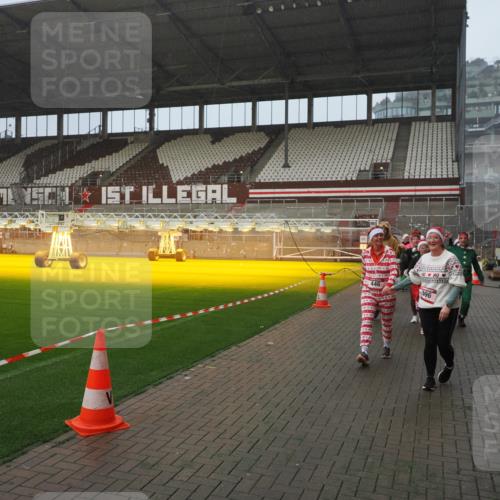 07.12.2025 - St. Pauli X-Mass-Run No. 15 Fabian Wolf http://msf.ph/oto/9409190 07.12.2025 11:08:28 Ziel 100, 152, 155, 166, 396, 446, 758, 784, 1078, 1170, 1184, 1424, 1491, 1560, 1625, 1706, 2259, 2893, 4584, 4819, 4830 meine-sportfotos.de