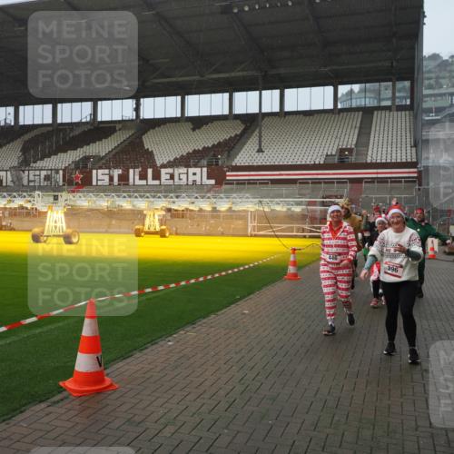 07.12.2025 - St. Pauli X-Mass-Run No. 15 Fabian Wolf http://msf.ph/oto/9409193 07.12.2025 11:08:28 Ziel 100, 152, 155, 166, 396, 446, 758, 784, 1078, 1170, 1184, 1424, 1491, 1560, 1625, 1706, 2259, 2893, 4584, 4819, 4830 meine-sportfotos.de