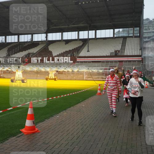 07.12.2025 - St. Pauli X-Mass-Run No. 15 Fabian Wolf http://msf.ph/oto/9409196 07.12.2025 11:08:28 Ziel 100, 152, 155, 166, 396, 446, 758, 784, 1078, 1170, 1184, 1424, 1491, 1560, 1625, 1706, 2259, 2893, 4584, 4819, 4830 meine-sportfotos.de