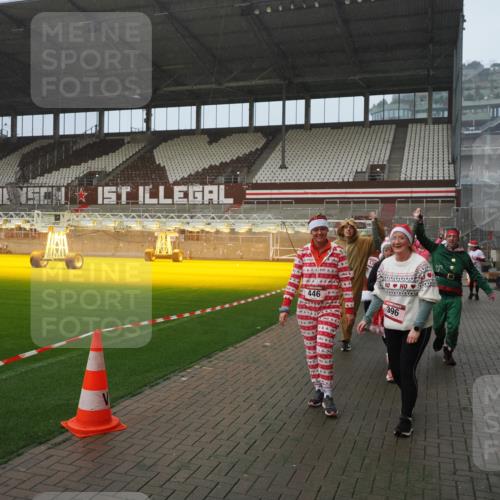 07.12.2025 - St. Pauli X-Mass-Run No. 15 Fabian Wolf http://msf.ph/oto/9409212 07.12.2025 11:08:29 Ziel 100, 152, 155, 166, 396, 446, 758, 784, 1078, 1170, 1184, 1424, 1491, 1625, 1706, 2259, 2893, 4584, 4819, 4830 meine-sportfotos.de