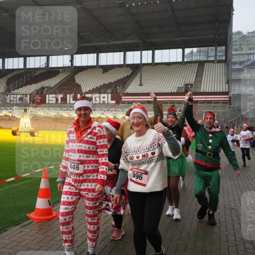 07.12.2025 - St. Pauli X-Mass-Run No. 15 Fabian Wolf http://msf.ph/oto/9409217 07.12.2025 11:08:31 Ziel 152, 155, 166, 396, 446, 758, 784, 1078, 1170, 1184, 1424, 1491, 1625, 1706, 2259, 2893, 4584, 4819, 4830 meine-sportfotos.de