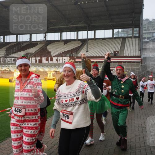 07.12.2025 - St. Pauli X-Mass-Run No. 15 Fabian Wolf http://msf.ph/oto/9409223 07.12.2025 11:08:31 Ziel 152, 155, 166, 396, 446, 758, 784, 1078, 1170, 1184, 1424, 1491, 1625, 1706, 2259, 2893, 4584, 4819, 4830 meine-sportfotos.de