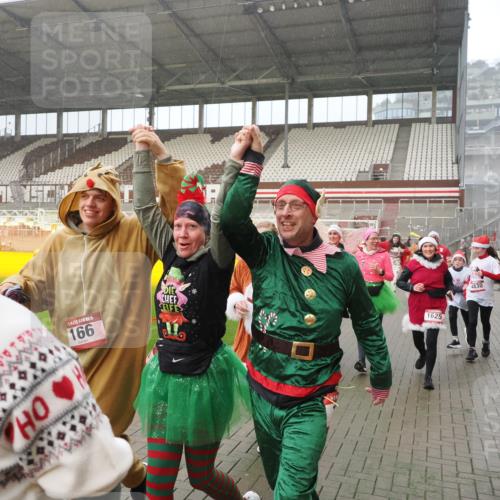07.12.2025 - St. Pauli X-Mass-Run No. 15 Fabian Wolf http://msf.ph/oto/9409235 07.12.2025 11:08:32 Ziel 152, 155, 166, 396, 446, 758, 784, 1078, 1170, 1184, 1424, 1491, 1625, 1706, 2259, 2893, 4584, 4819, 4830 meine-sportfotos.de