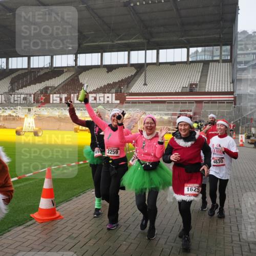 07.12.2025 - St. Pauli X-Mass-Run No. 15 Fabian Wolf http://msf.ph/oto/9409242 07.12.2025 11:08:33 Ziel 152, 155, 166, 396, 446, 758, 784, 1078, 1170, 1184, 1424, 1491, 1625, 1706, 2259, 2893, 4584, 4819, 4830 meine-sportfotos.de