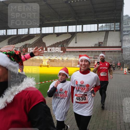 07.12.2025 - St. Pauli X-Mass-Run No. 15 Fabian Wolf http://msf.ph/oto/9409260 07.12.2025 11:08:34 Ziel 152, 155, 166, 396, 446, 758, 784, 1184, 1424, 1491, 1625, 1706, 2259, 2893, 4584, 4819, 4830 meine-sportfotos.de