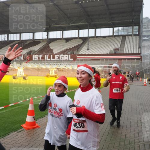 07.12.2025 - St. Pauli X-Mass-Run No. 15 Fabian Wolf http://msf.ph/oto/9409264 07.12.2025 11:08:35 Ziel 152, 155, 166, 446, 784, 1184, 1412, xxxx, 1424, 1491, 1625, 1706, 2259, 2893, 4584, 4819, 4830 meine-sportfotos.de