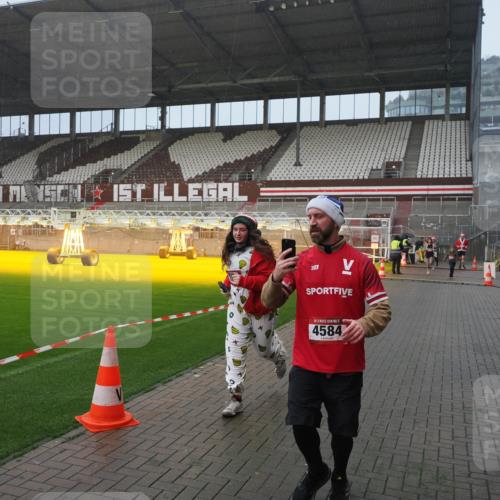 07.12.2025 - St. Pauli X-Mass-Run No. 15 Fabian Wolf http://msf.ph/oto/9409273 07.12.2025 11:08:35 Ziel 152, 155, 166, 446, 784, 1184, 1412, xxxx, 1424, 1491, 1625, 1706, 2259, 2893, 4584, 4819, 4830 meine-sportfotos.de