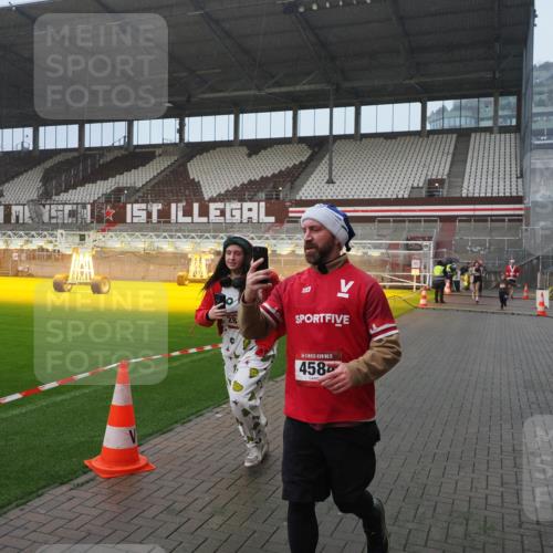 07.12.2025 - St. Pauli X-Mass-Run No. 15 Fabian Wolf http://msf.ph/oto/9409276 07.12.2025 11:08:36 Ziel 152, 155, 166, 446, 784, 1184, 1412, xxxx, 1424, 1491, 1625, 2259, 2893, 4584, 4819, 4830 meine-sportfotos.de