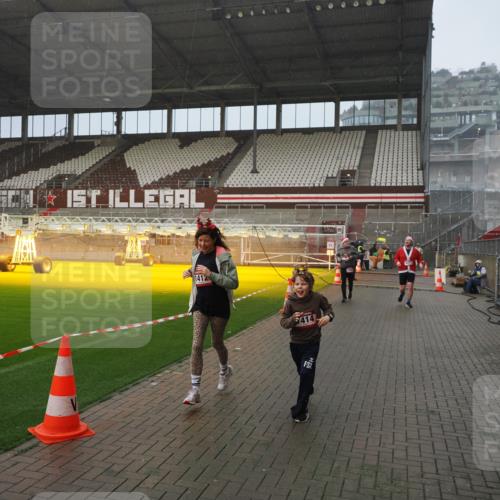 07.12.2025 - St. Pauli X-Mass-Run No. 15 Fabian Wolf http://msf.ph/oto/9409295 07.12.2025 11:08:42 Ziel 1184, 1412, xxxx, 1424, 1464, 1491, 1625, 2259, 2893, 4471, 4584, 4819, 4830 meine-sportfotos.de