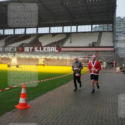 07.12.2025 - St. Pauli X-Mass-Run No. 15 Fabian Wolf http://msf.ph/oto/9409313 07.12.2025 11:08:46 Ziel 1412, xxxx, 1464, 2893, 4471, 4584, 4819, 4830 meine-sportfotos.de
