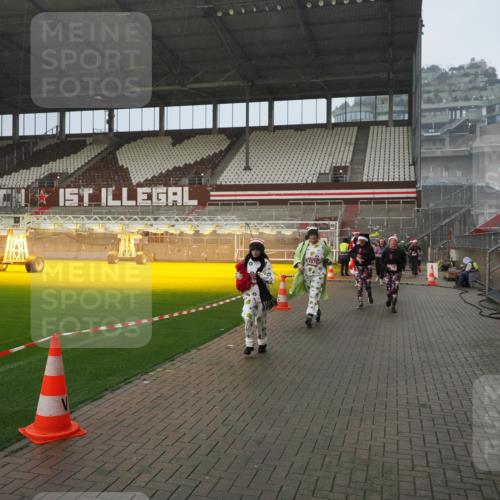 07.12.2025 - St. Pauli X-Mass-Run No. 15 Fabian Wolf http://msf.ph/oto/9409343 07.12.2025 11:08:54 Ziel 335, 338, 341, 619, 1205, 1211, 1412, xxxx, 1464, 1502, 1511, 2070, 2879, 2898, 4471 meine-sportfotos.de