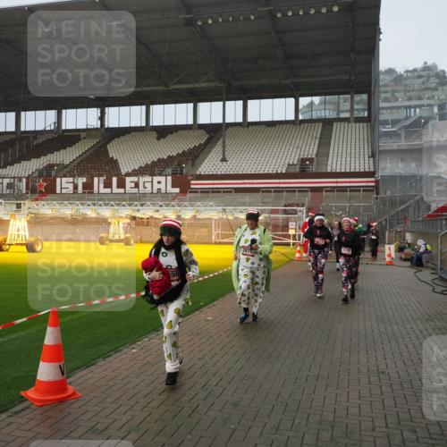 07.12.2025 - St. Pauli X-Mass-Run No. 15 Fabian Wolf http://msf.ph/oto/9409349 07.12.2025 11:08:55 Ziel 335, 338, 341, 495, 496, 619, 1205, 1211, 1412, xxxx, 1464, 1502, 1511, 2070, 2879, 2898, 4471 meine-sportfotos.de
