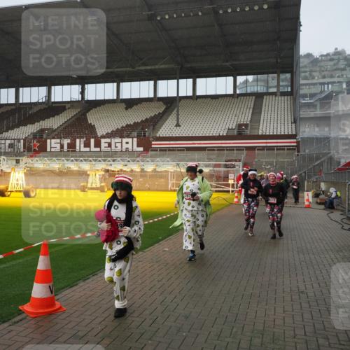 07.12.2025 - St. Pauli X-Mass-Run No. 15 Fabian Wolf http://msf.ph/oto/9409352 07.12.2025 11:08:55 Ziel 335, 338, 341, 495, 496, 619, 1205, 1211, 1412, xxxx, 1464, 1502, 1511, 2070, 2879, 2898, 4471 meine-sportfotos.de