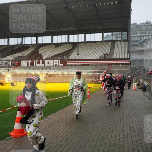 07.12.2025 - St. Pauli X-Mass-Run No. 15 Fabian Wolf http://msf.ph/oto/9409358 07.12.2025 11:08:56 Ziel 335, 338, 341, 495, 496, 619, 1205, 1211, 1464, 1502, 1511, 2070, 2879, 2898, 4471 meine-sportfotos.de