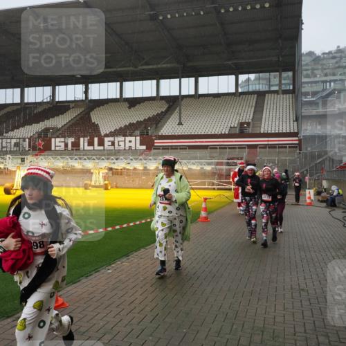 07.12.2025 - St. Pauli X-Mass-Run No. 15 Fabian Wolf http://msf.ph/oto/9409361 07.12.2025 11:08:56 Ziel 335, 338, 341, 495, 496, 619, 1205, 1211, 1464, 1502, 1511, 2070, 2879, 2898, 4471 meine-sportfotos.de