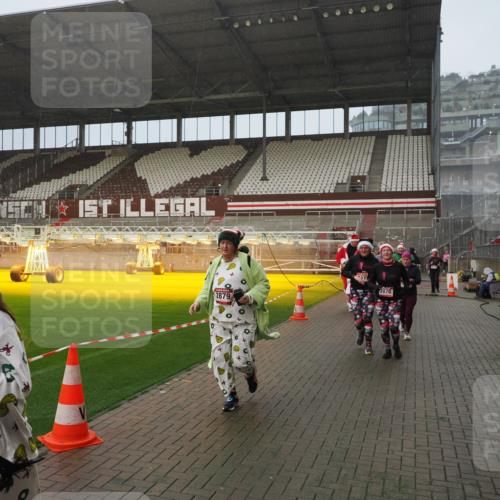 07.12.2025 - St. Pauli X-Mass-Run No. 15 Fabian Wolf http://msf.ph/oto/9409364 07.12.2025 11:08:56 Ziel 335, 338, 341, 495, 496, 619, 1205, 1211, 1464, 1502, 1511, 2070, 2879, 2898, 4471 meine-sportfotos.de