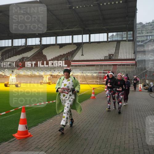 07.12.2025 - St. Pauli X-Mass-Run No. 15 Fabian Wolf http://msf.ph/oto/9409367 07.12.2025 11:08:56 Ziel 335, 338, 341, 495, 496, 619, 1205, 1211, 1464, 1502, 1511, 2070, 2879, 2898, 4471 meine-sportfotos.de