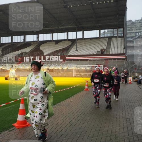 07.12.2025 - St. Pauli X-Mass-Run No. 15 Fabian Wolf http://msf.ph/oto/9409370 07.12.2025 11:08:57 Ziel 335, 338, 341, 495, 496, 619, 1136, 1138, 1140, 1205, 1211, 1464, 1502, 1511, 2070, 2879, 2898, 4471 meine-sportfotos.de