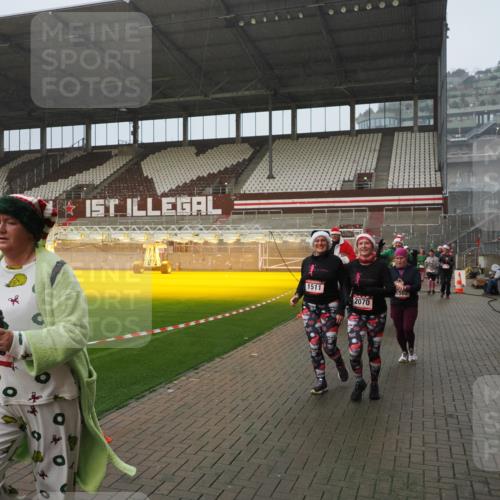 07.12.2025 - St. Pauli X-Mass-Run No. 15 Fabian Wolf http://msf.ph/oto/9409376 07.12.2025 11:08:57 Ziel 335, 338, 341, 495, 496, 619, 1136, 1138, 1140, 1205, 1211, 1464, 1502, 1511, 2070, 2879, 2898, 4471 meine-sportfotos.de