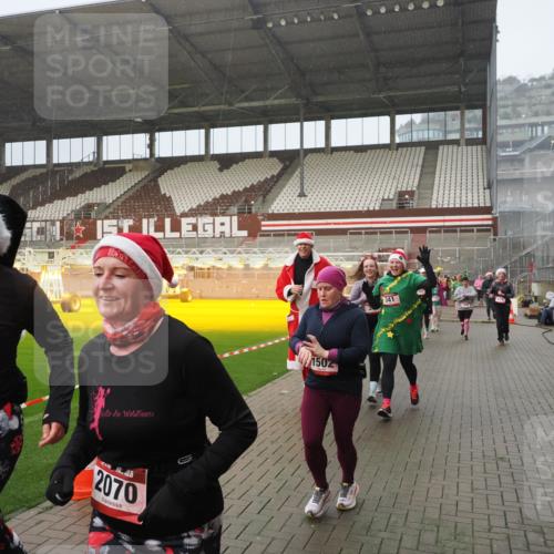 07.12.2025 - St. Pauli X-Mass-Run No. 15 Fabian Wolf http://msf.ph/oto/9409393 07.12.2025 11:08:59 Ziel 335, 338, 341, 495, 496, 619, 1136, 1138, 1140, 1205, 1211, 1502, 1511, 2070, 2879, 2898 meine-sportfotos.de