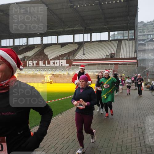 07.12.2025 - St. Pauli X-Mass-Run No. 15 Fabian Wolf http://msf.ph/oto/9409396 07.12.2025 11:08:59 Ziel 335, 338, 341, 495, 496, 619, 1136, 1138, 1140, 1205, 1211, 1502, 1511, 2070, 2879, 2898 meine-sportfotos.de