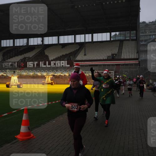 07.12.2025 - St. Pauli X-Mass-Run No. 15 Fabian Wolf http://msf.ph/oto/9409399 07.12.2025 11:09:00 Ziel 335, 338, 341, 495, 496, 619, 1136, 1138, 1140, 1205, 1211, 1502, 1511, 2070, 2879, 2898 meine-sportfotos.de