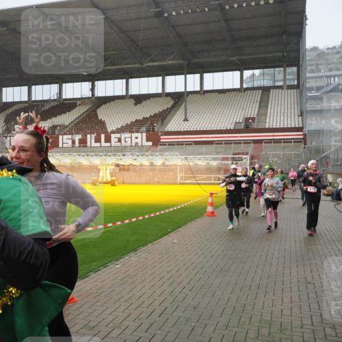 07.12.2025 - St. Pauli X-Mass-Run No. 15 Fabian Wolf http://msf.ph/oto/9409426 07.12.2025 11:09:01 Ziel 335, 338, 341, 495, 496, 619, 1136, 1138, 1140, 1205, 1211, 1502, 1511, 2070, 2879, 2898 meine-sportfotos.de