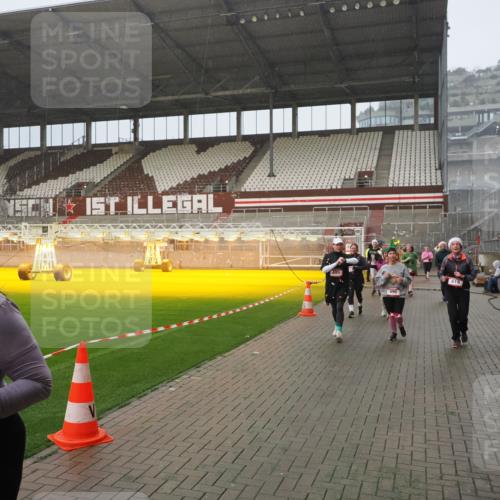 07.12.2025 - St. Pauli X-Mass-Run No. 15 Fabian Wolf http://msf.ph/oto/9409429 07.12.2025 11:09:02 Ziel 335, 338, 341, 495, 496, 619, 1136, 1138, 1140, 1205, 1211, 1502, 1511, 1574, 2070, 2879, 2898 meine-sportfotos.de