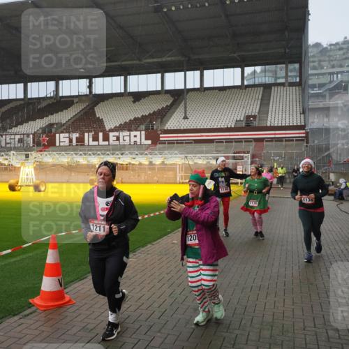 07.12.2025 - St. Pauli X-Mass-Run No. 15 Fabian Wolf http://msf.ph/oto/9409458 07.12.2025 11:09:06 Ziel 335, 338, 341, 495, 496, 619, 1136, 1138, 1140, 1205, 1211, 1502, 1511, 1574, 2070, 2879, 2898 meine-sportfotos.de