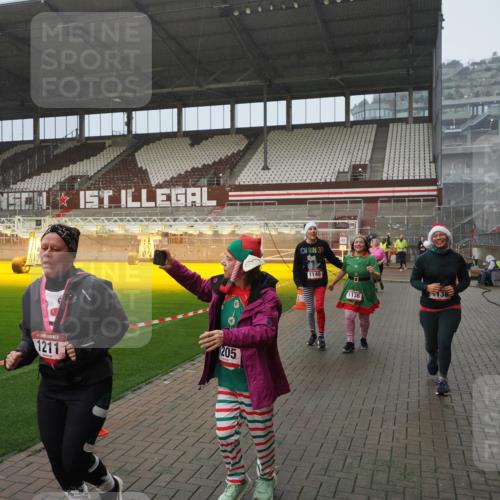 07.12.2025 - St. Pauli X-Mass-Run No. 15 Fabian Wolf http://msf.ph/oto/9409464 07.12.2025 11:09:06 Ziel 335, 338, 341, 495, 496, 619, 1136, 1138, 1140, 1205, 1211, 1502, 1511, 1574, 2070, 2879, 2898 meine-sportfotos.de