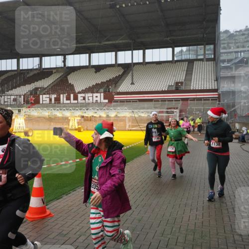 07.12.2025 - St. Pauli X-Mass-Run No. 15 Fabian Wolf http://msf.ph/oto/9409467 07.12.2025 11:09:07 Ziel 335, 338, 341, 495, 496, 558, 619, 1136, 1138, 1140, 1205, 1211, 1260, 1502, 1511, 1574, 2070, 2879, 2898 meine-sportfotos.de