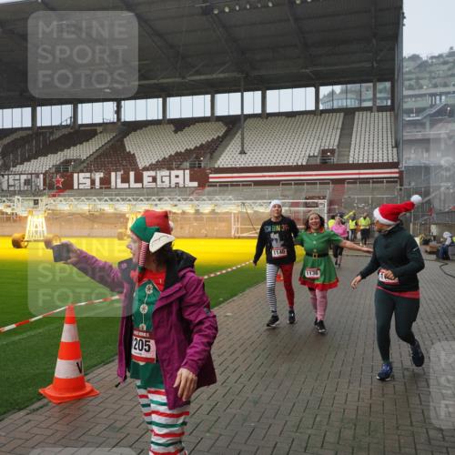 07.12.2025 - St. Pauli X-Mass-Run No. 15 Fabian Wolf http://msf.ph/oto/9409470 07.12.2025 11:09:07 Ziel 335, 338, 341, 495, 496, 558, 619, 1136, 1138, 1140, 1205, 1211, 1260, 1502, 1511, 1574, 2070, 2879, 2898 meine-sportfotos.de