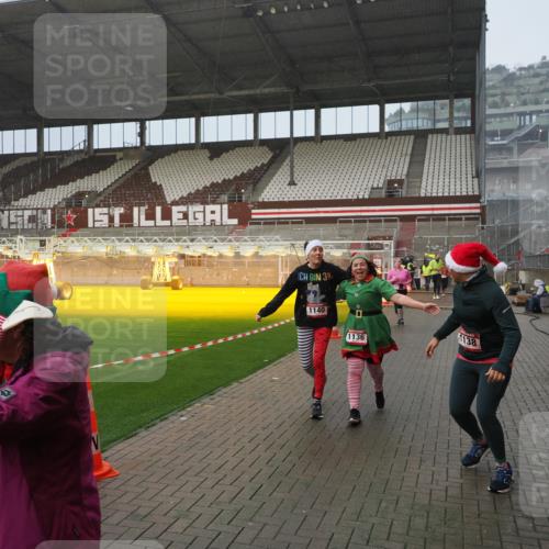 07.12.2025 - St. Pauli X-Mass-Run No. 15 Fabian Wolf http://msf.ph/oto/9409473 07.12.2025 11:09:07 Ziel 335, 338, 341, 495, 496, 558, 619, 1136, 1138, 1140, 1205, 1211, 1260, 1502, 1511, 1574, 2070, 2879, 2898 meine-sportfotos.de