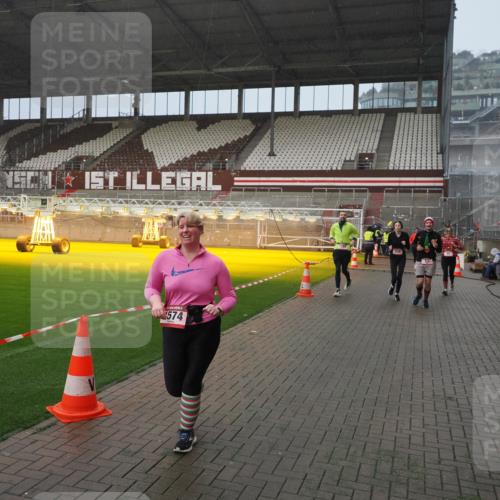07.12.2025 - St. Pauli X-Mass-Run No. 15 Fabian Wolf http://msf.ph/oto/9409529 07.12.2025 11:09:13 Ziel 44, 51, 495, 496, 558, 619, 1110, 1136, 1138, 1140, 1205, 1211, 1260, 1574 meine-sportfotos.de